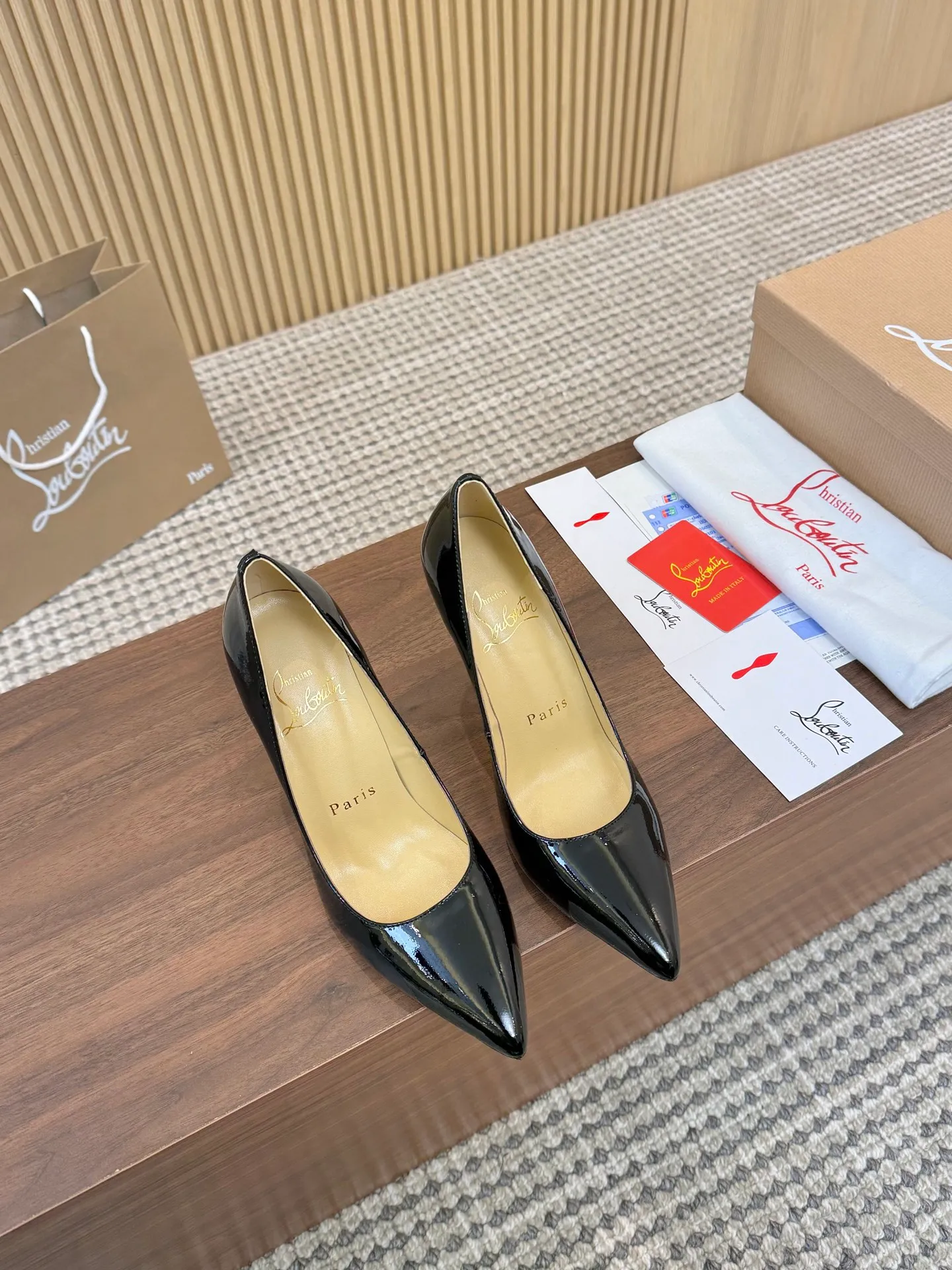 👟👟Ex-factory price 440👟👟 Genuine leather sole +40 Year-round shipment💝Christian Louboutin CL👠 Classic "💎Cow Patent Leather💎 Series" noble and luxurious, real blingbling👟👟 Real materials, all customized by the pattern maker, and the materials are made of original customized materials to achieve the taste of the original 6 color options💍 Upper: Imported 👉cow patent leather💪 Lining: Sheepskin foot pad/lining Size: 34-40.41.42 Heel height: 10.5cm and 8.5cm two options Leather sole Rubber sole